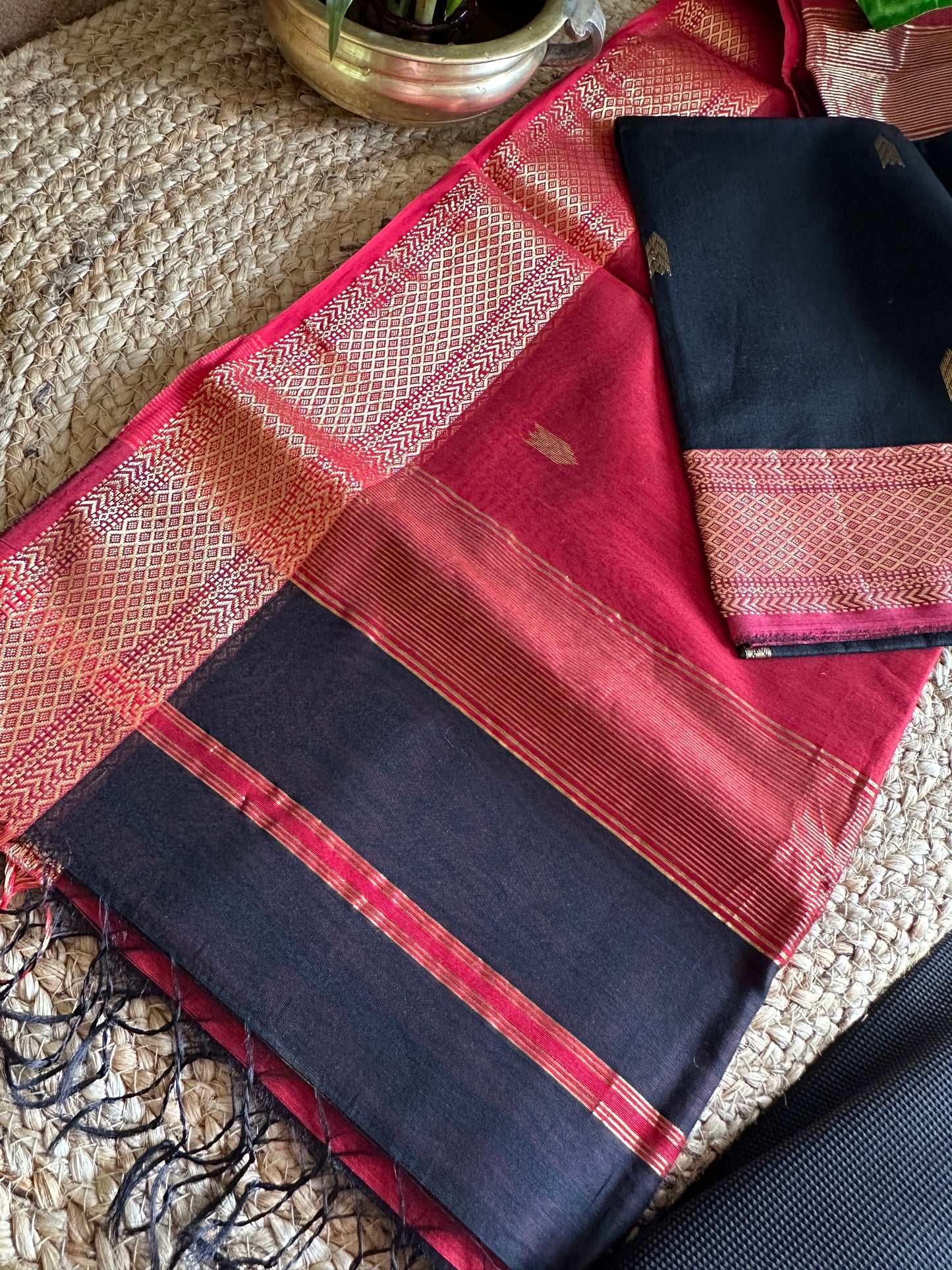 Black Red Motifs ~ Maheshwari Saree