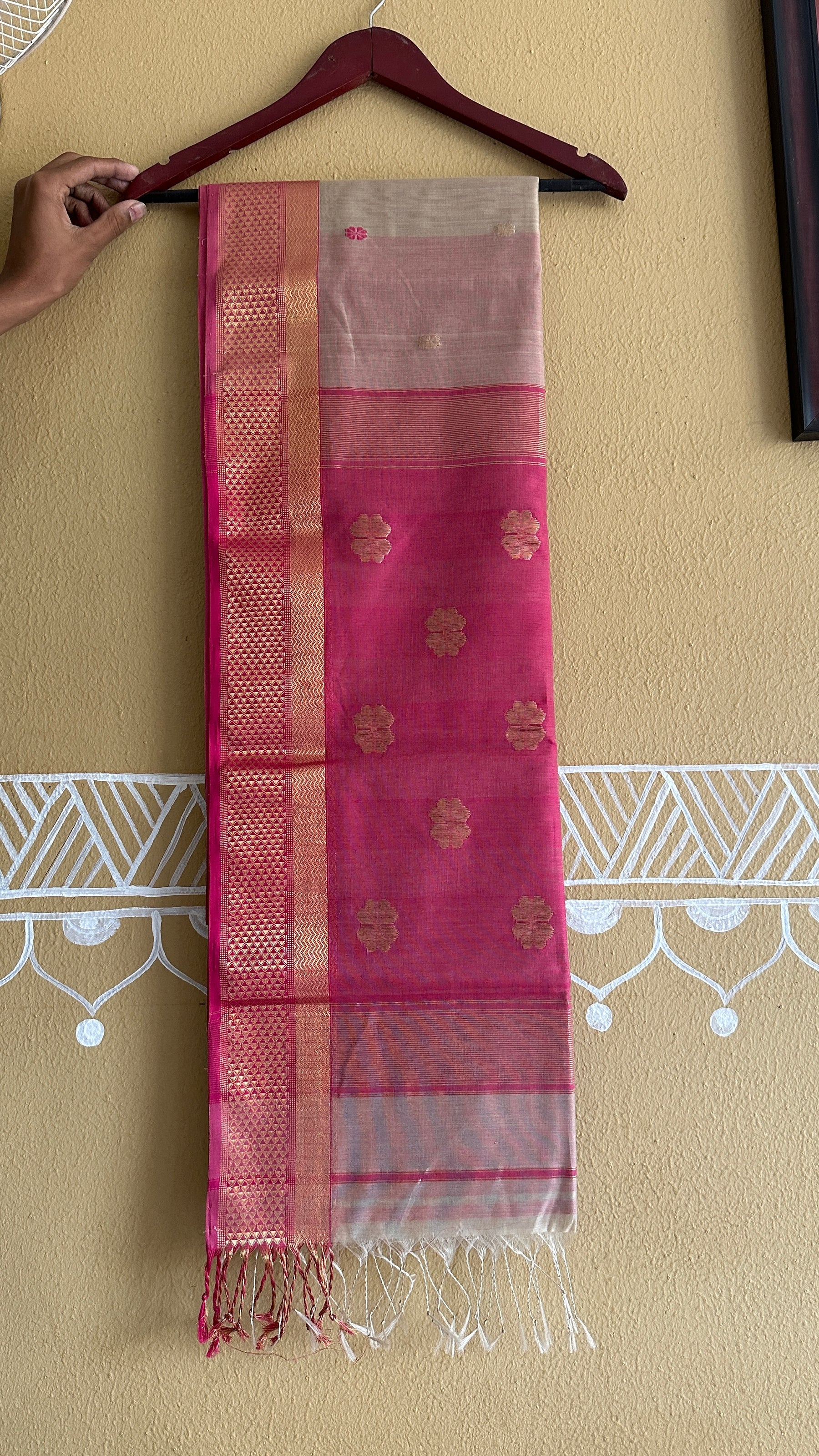 Beige Pink Flower Motifs ~ Maheshwari Saree
