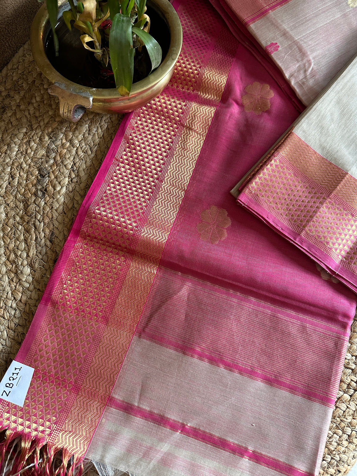 Beige Pink Flower Motifs ~ Maheshwari Saree