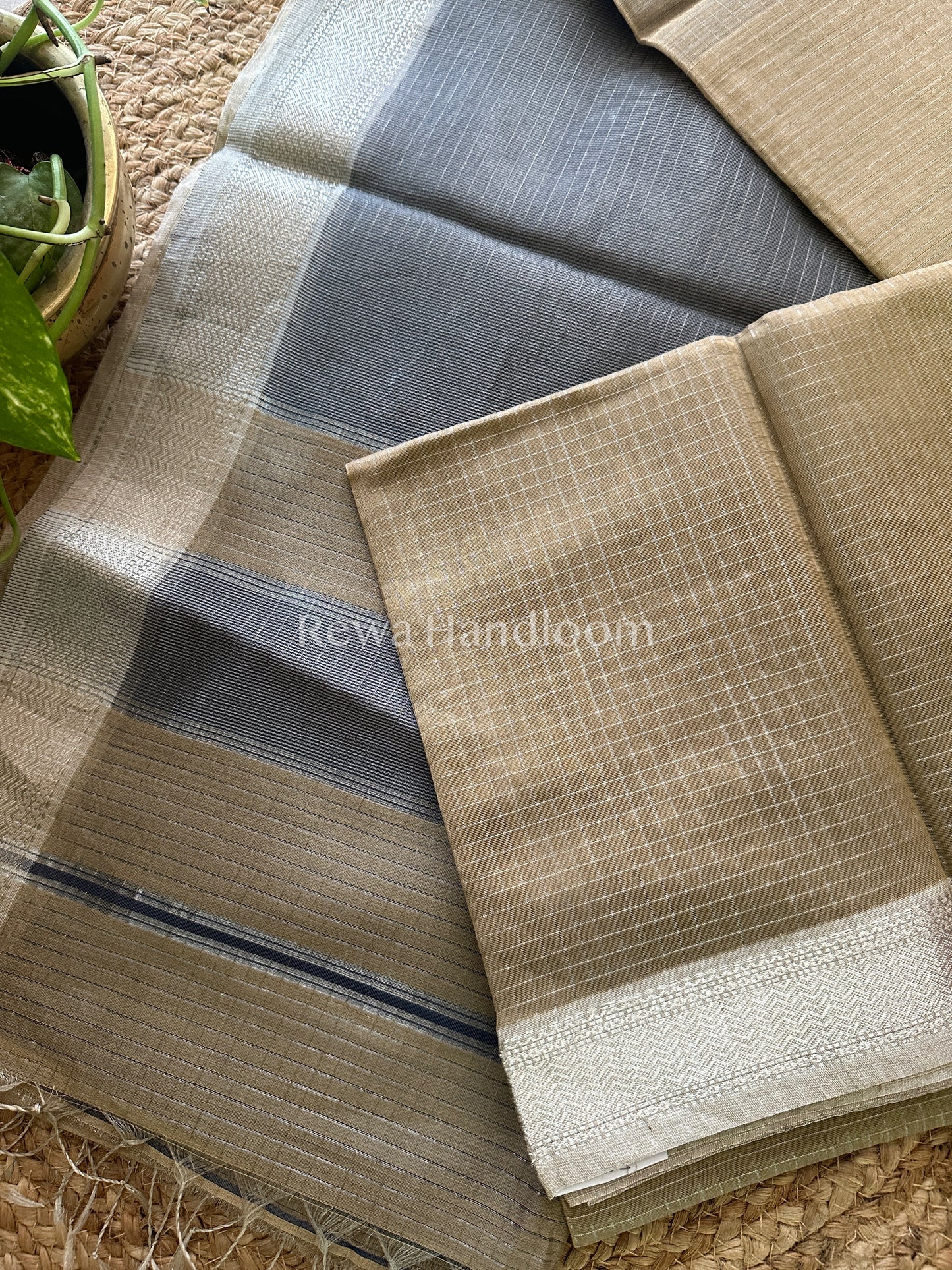 Maheshwari Beige Silver Zari Checks Silk Saree SZ022