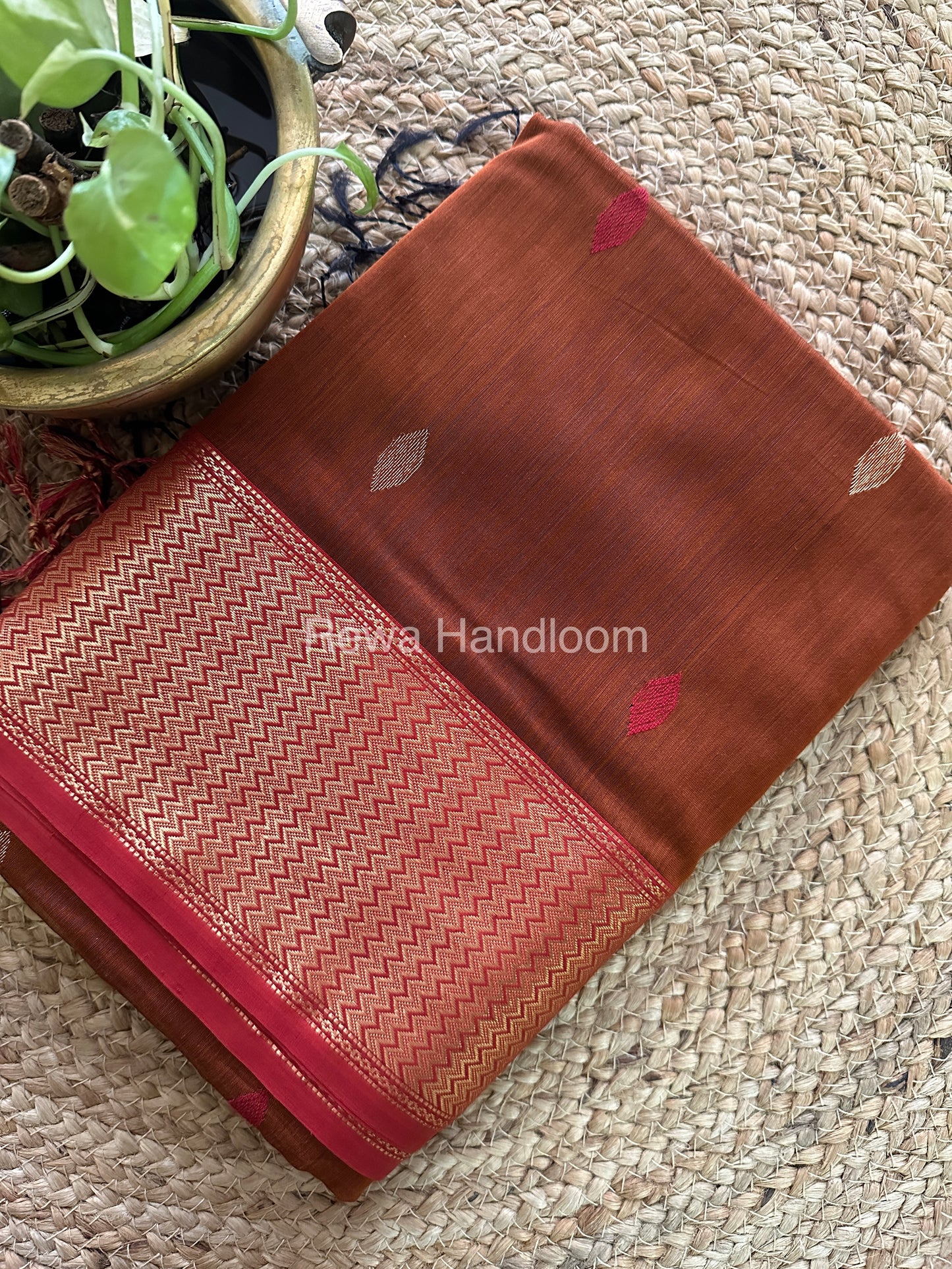 Sikka Butta Pallu Zari Border Saree ~ Maheshwari Saree