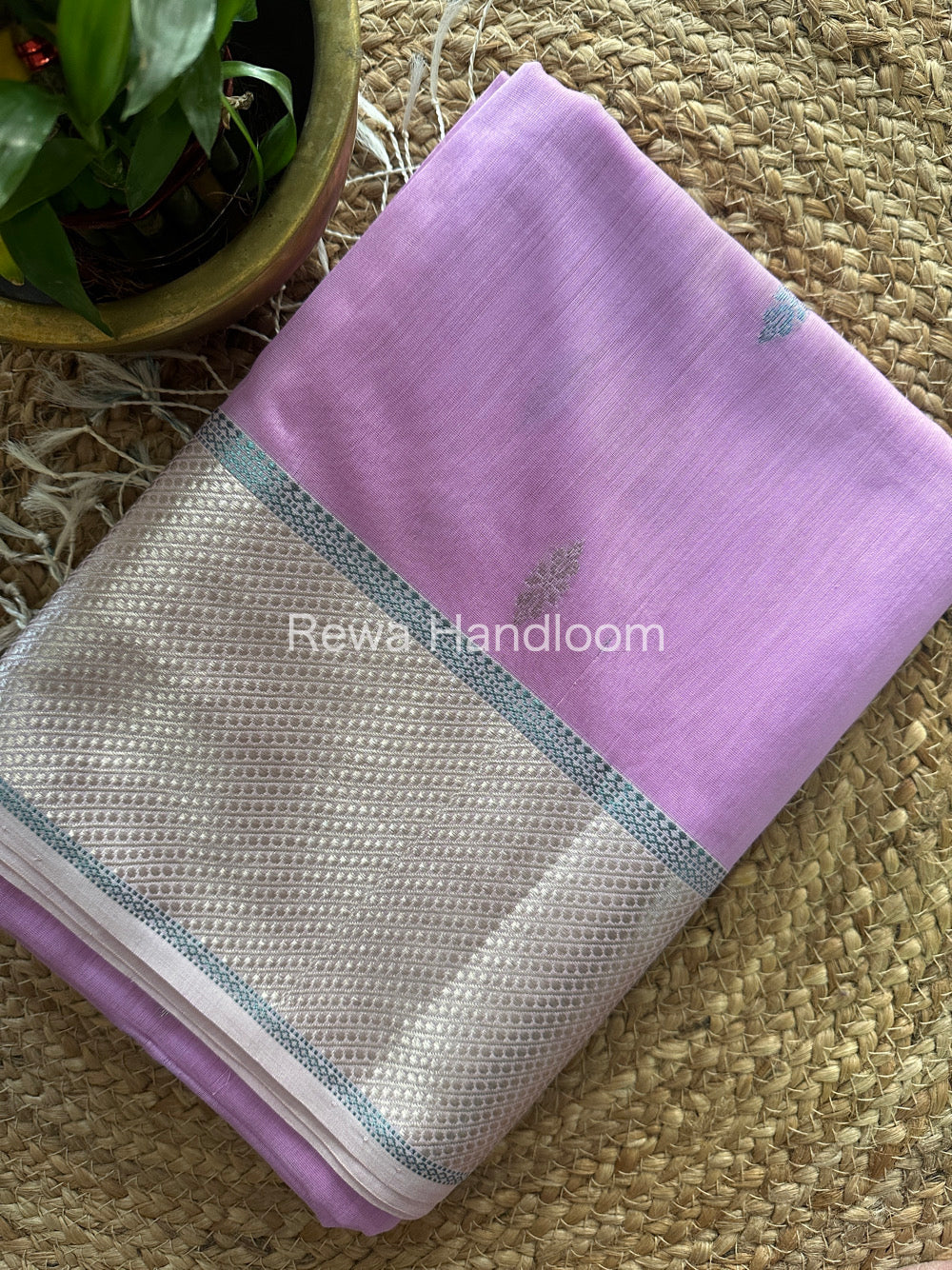 Maheshwari Silver Zari Buta-Buti Saree