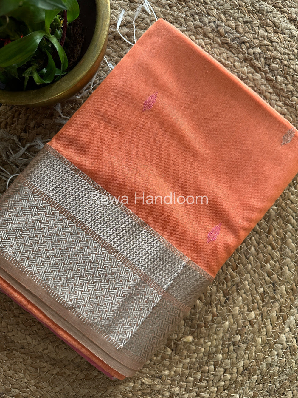 Maheshwari Silver Zari Butti Buta Saree