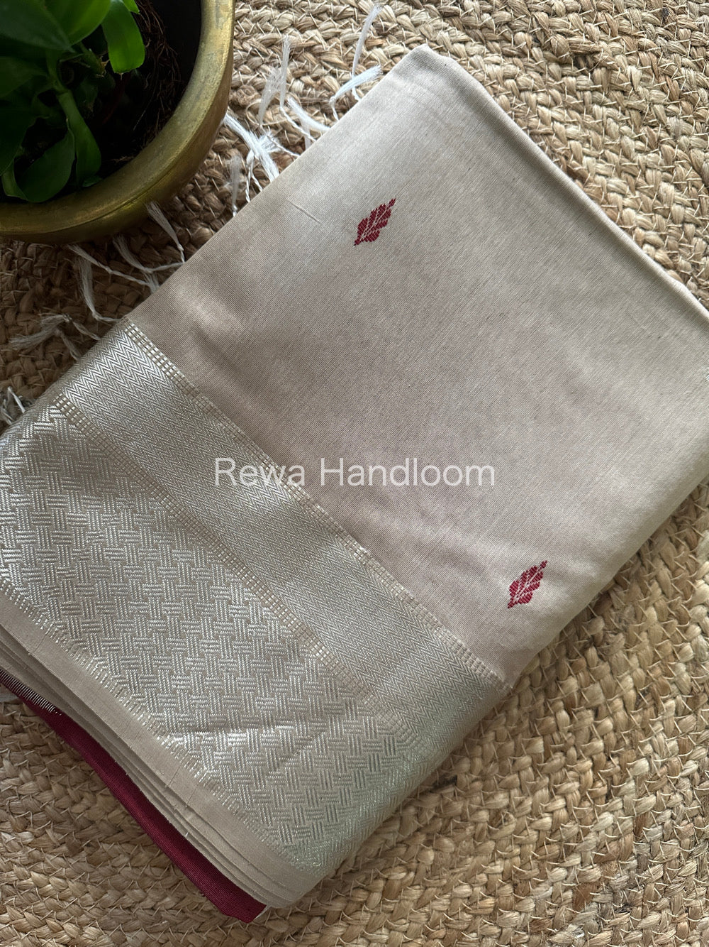 Maheshwari Silver Zari Buta-Buti Saree