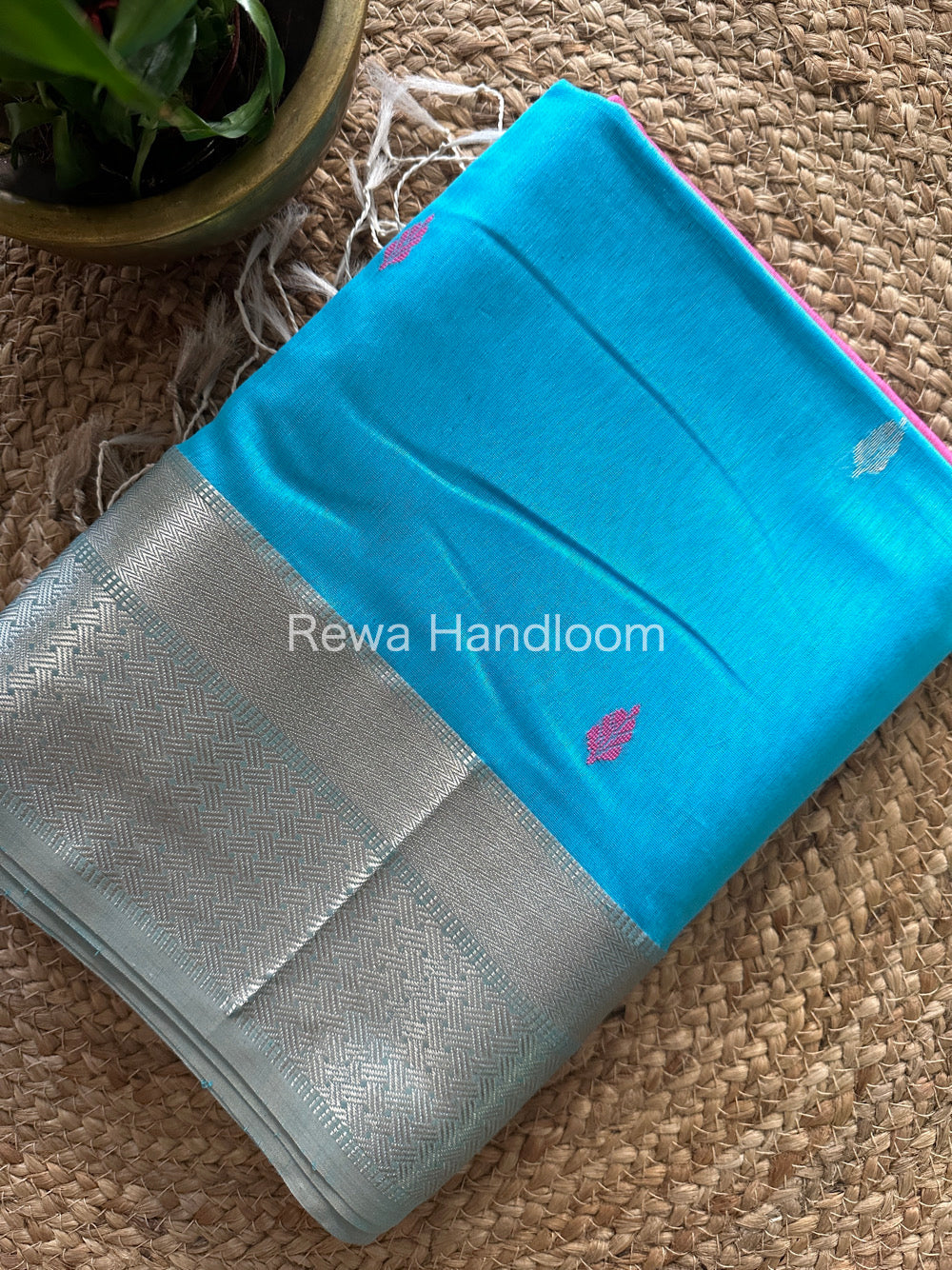 Maheshwari Silver Zari Buta-Buti Saree