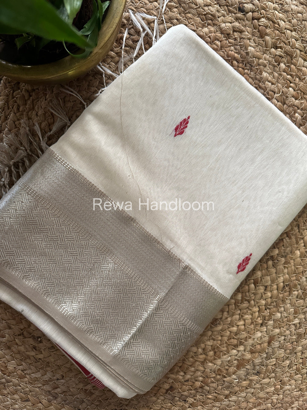 Maheshwari Silver Zari Buta-Buti Saree