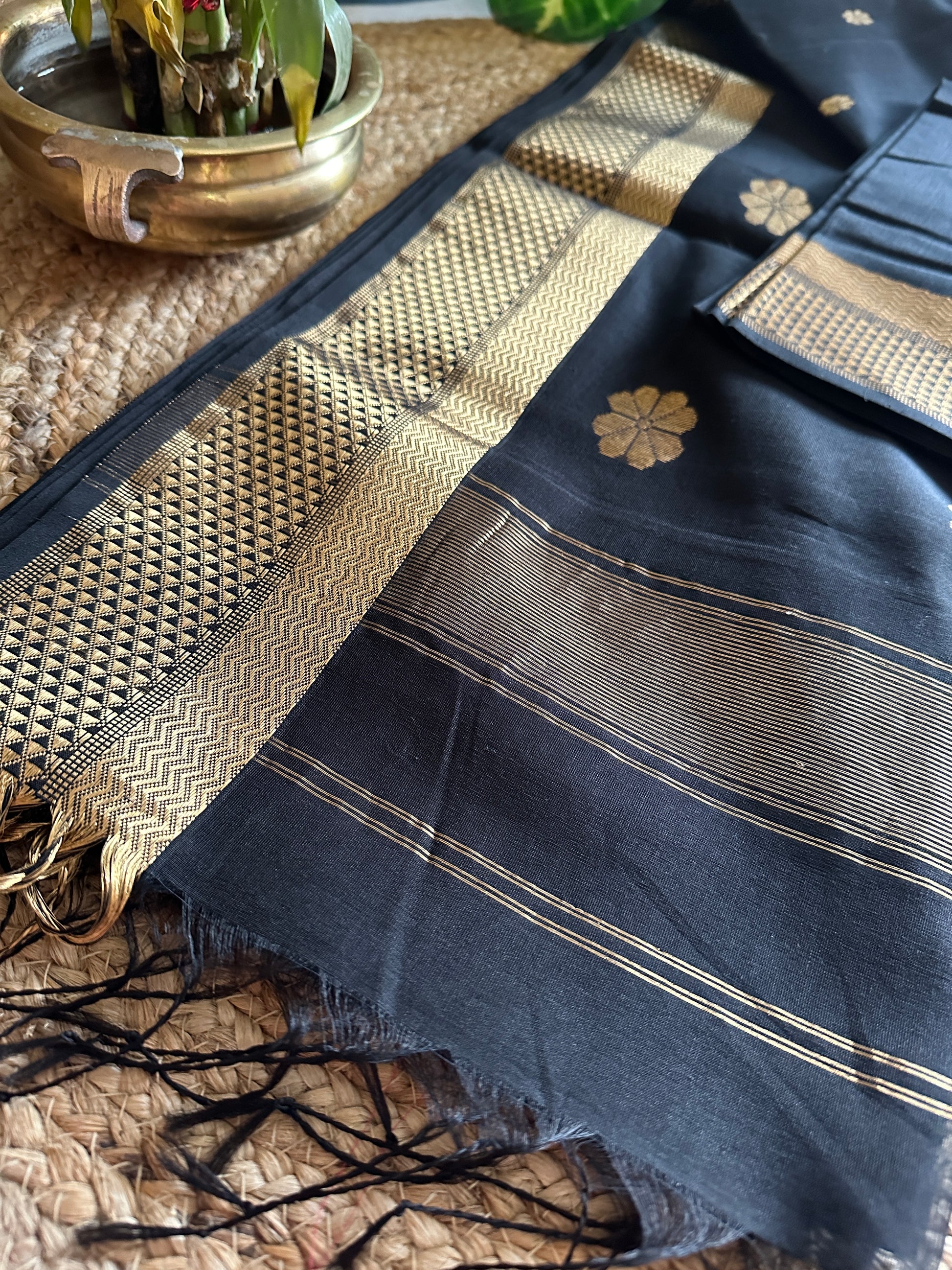 Black Flower Motifs ~ Maheshwari Saree
