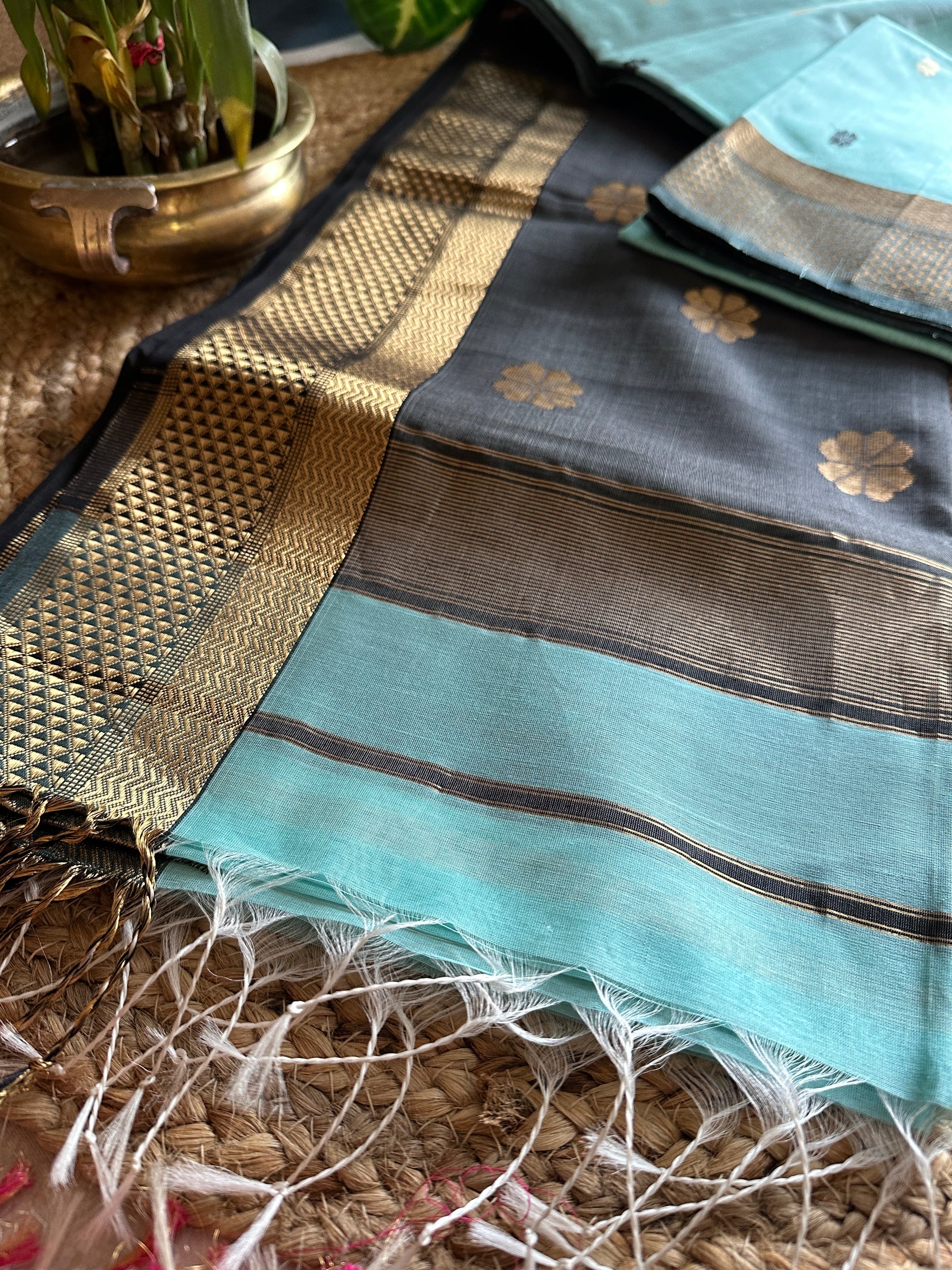 Cyan Black Flower Motifs ~ Maheshwari Saree