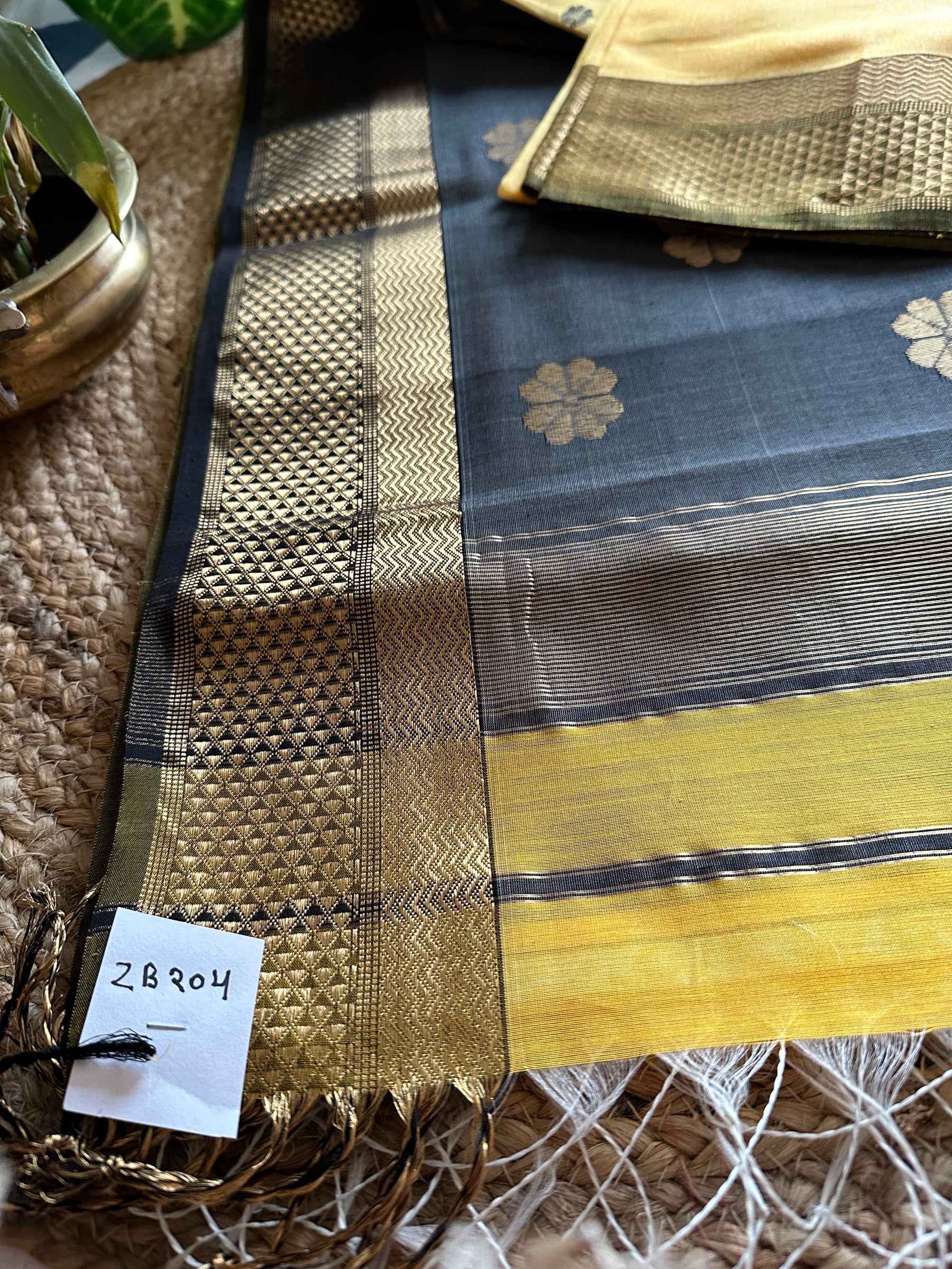 Yellow Black Flower Motifs ~ Maheshwari Saree