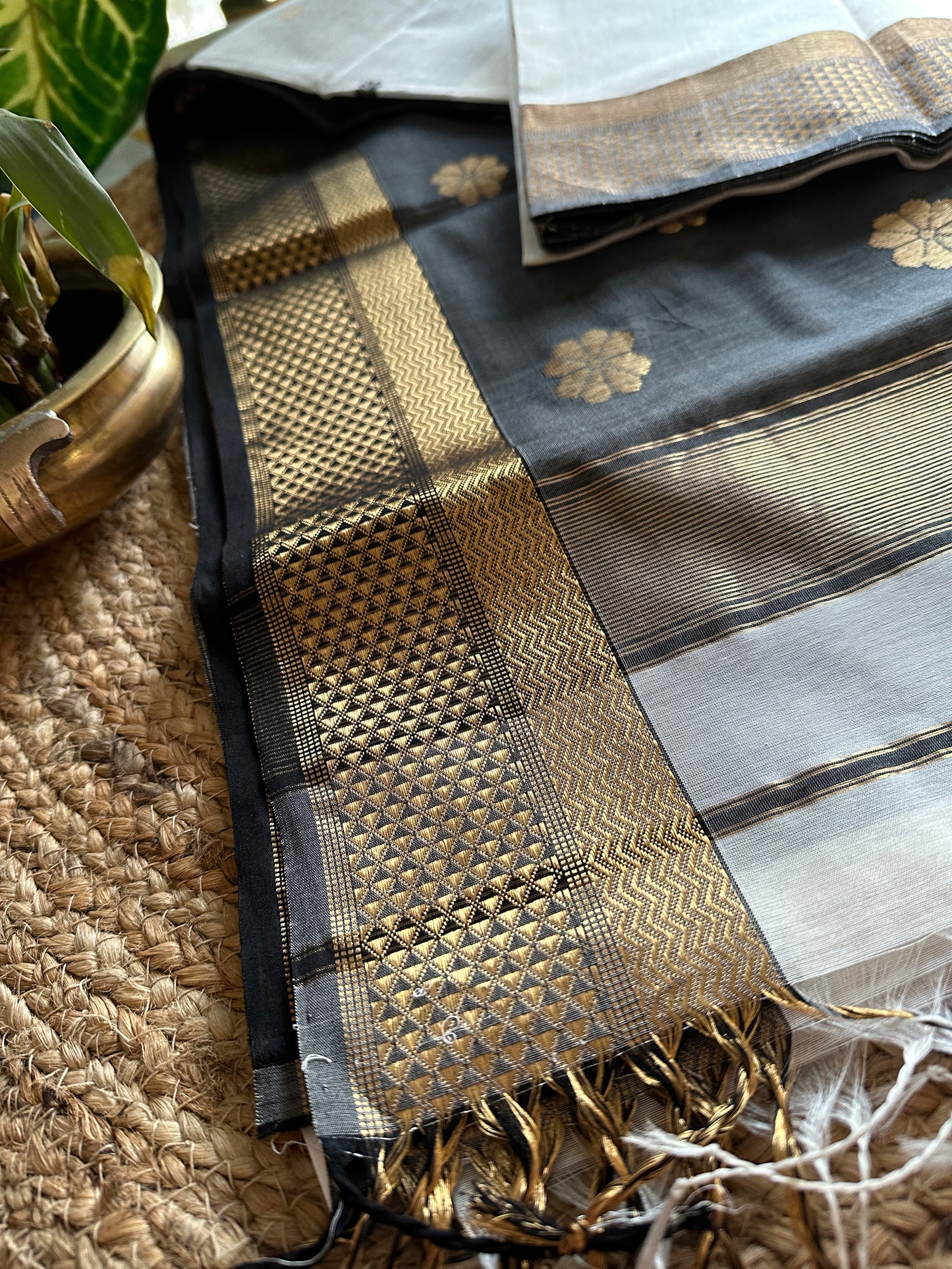 White Black Flower Motifs ~ Maheshwari Saree