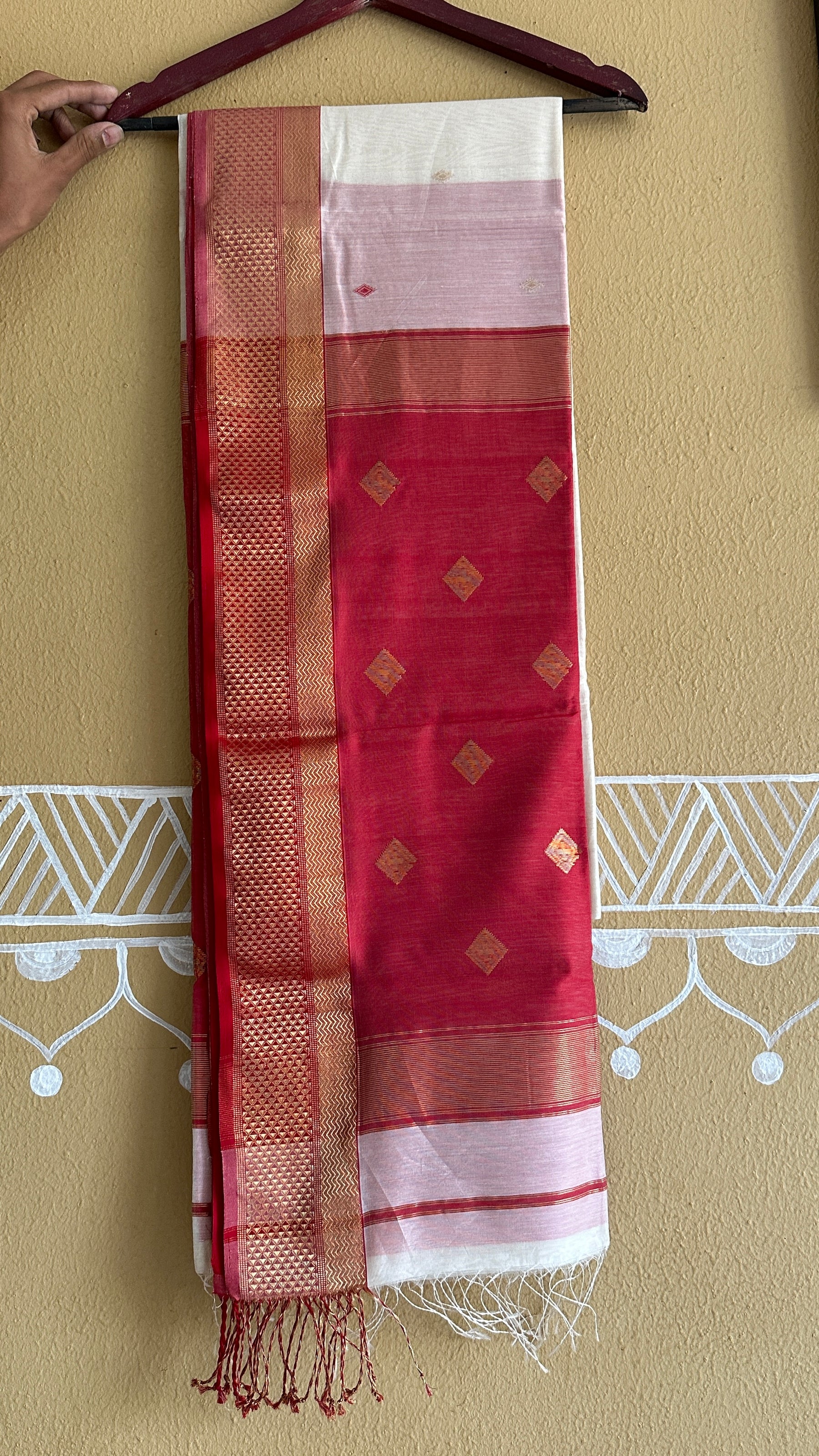 White Red Flower Motifs ~ Maheshwari Saree