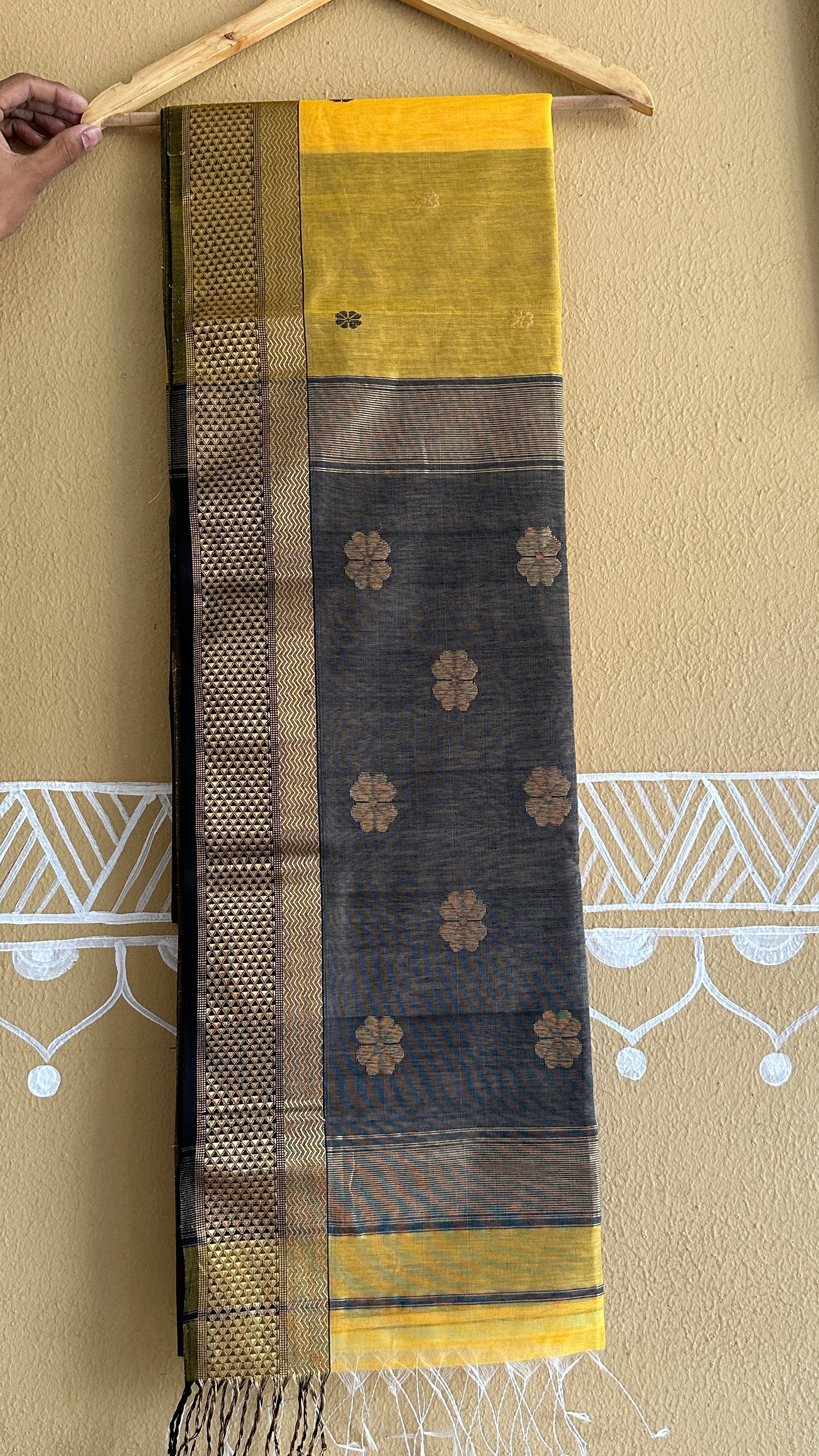 Yellow Black Flower Motifs ~ Maheshwari Saree