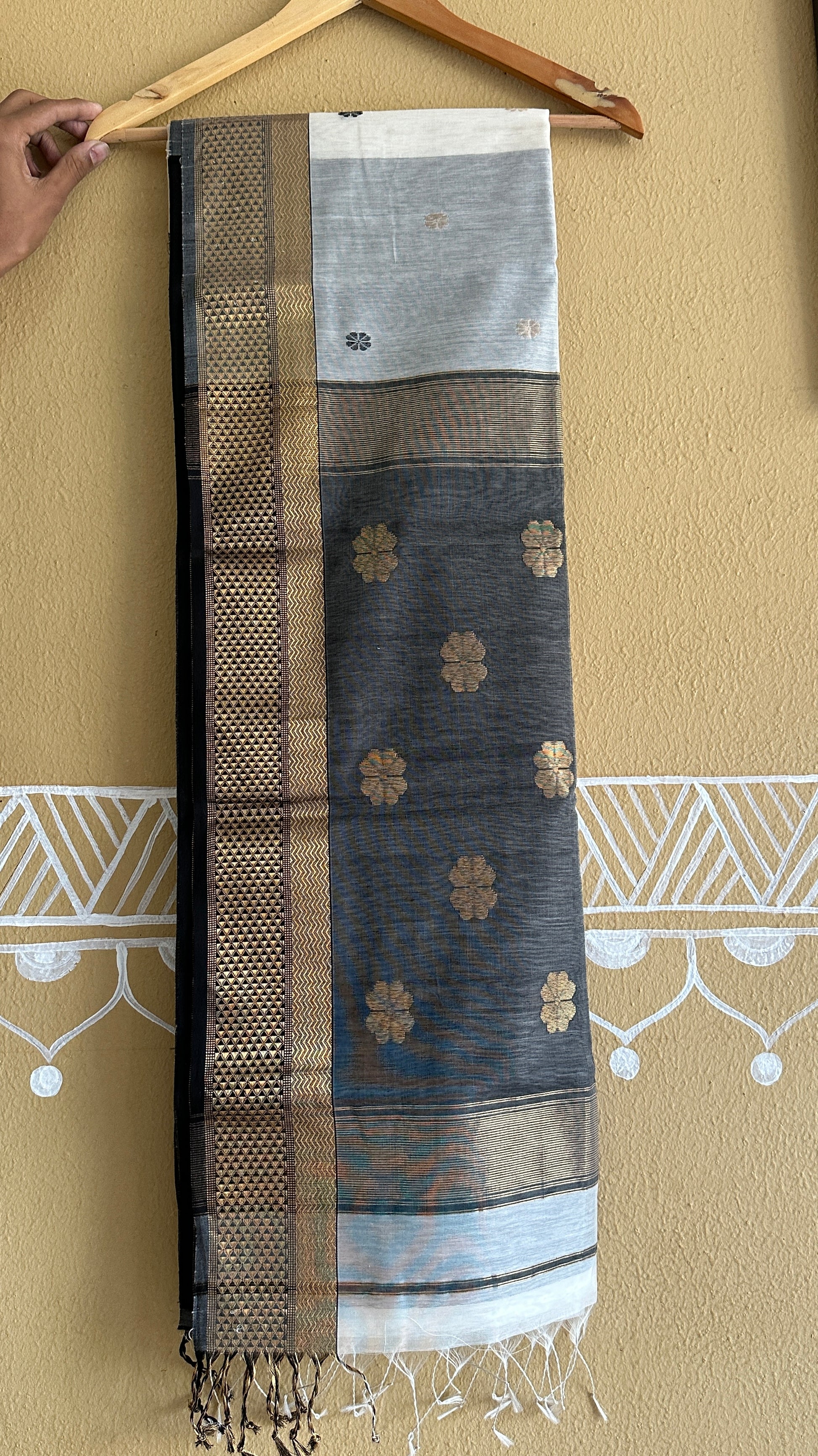 White Black Flower Motifs ~ Maheshwari Saree