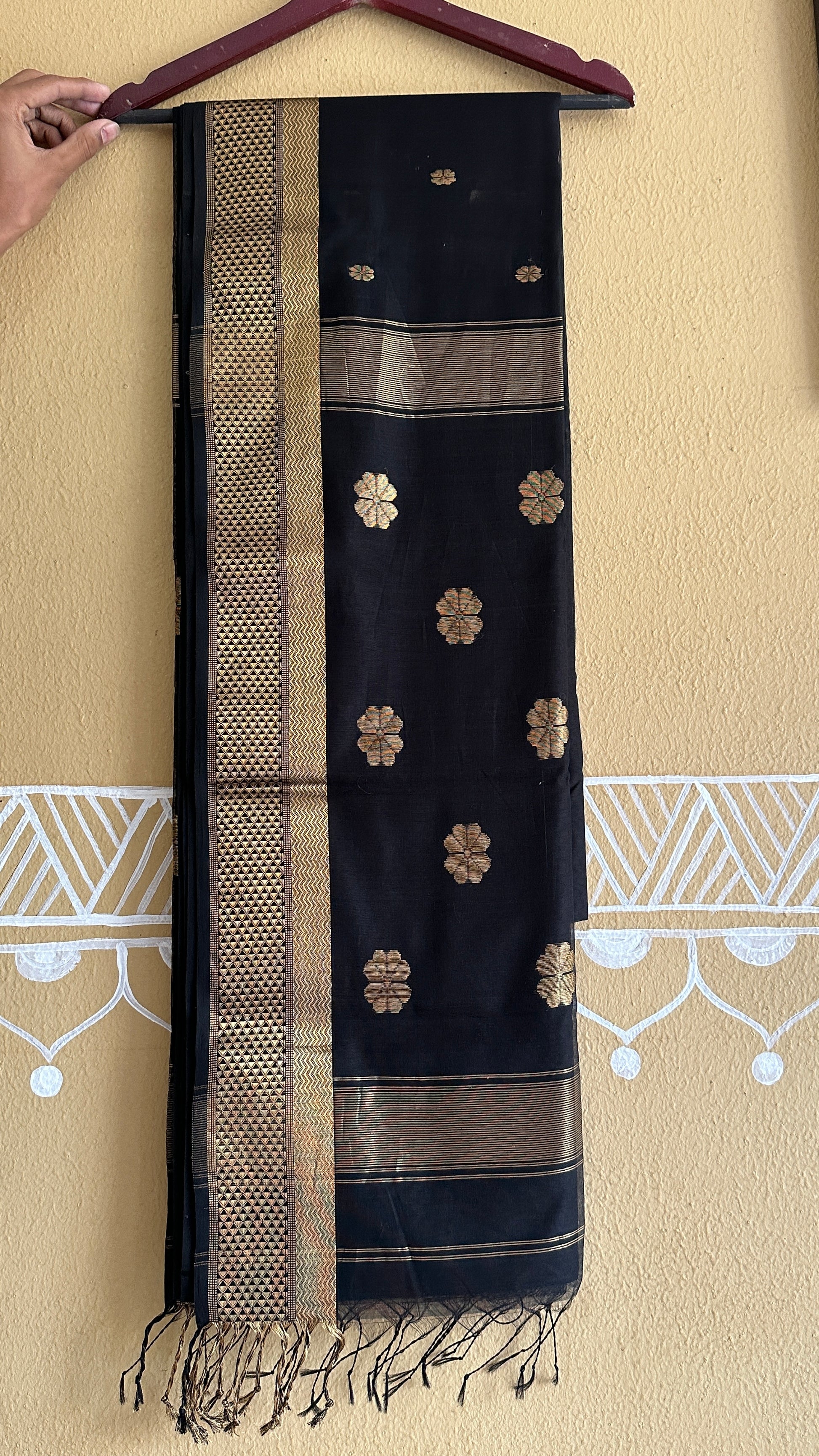 Black Flower Motifs ~ Maheshwari Saree