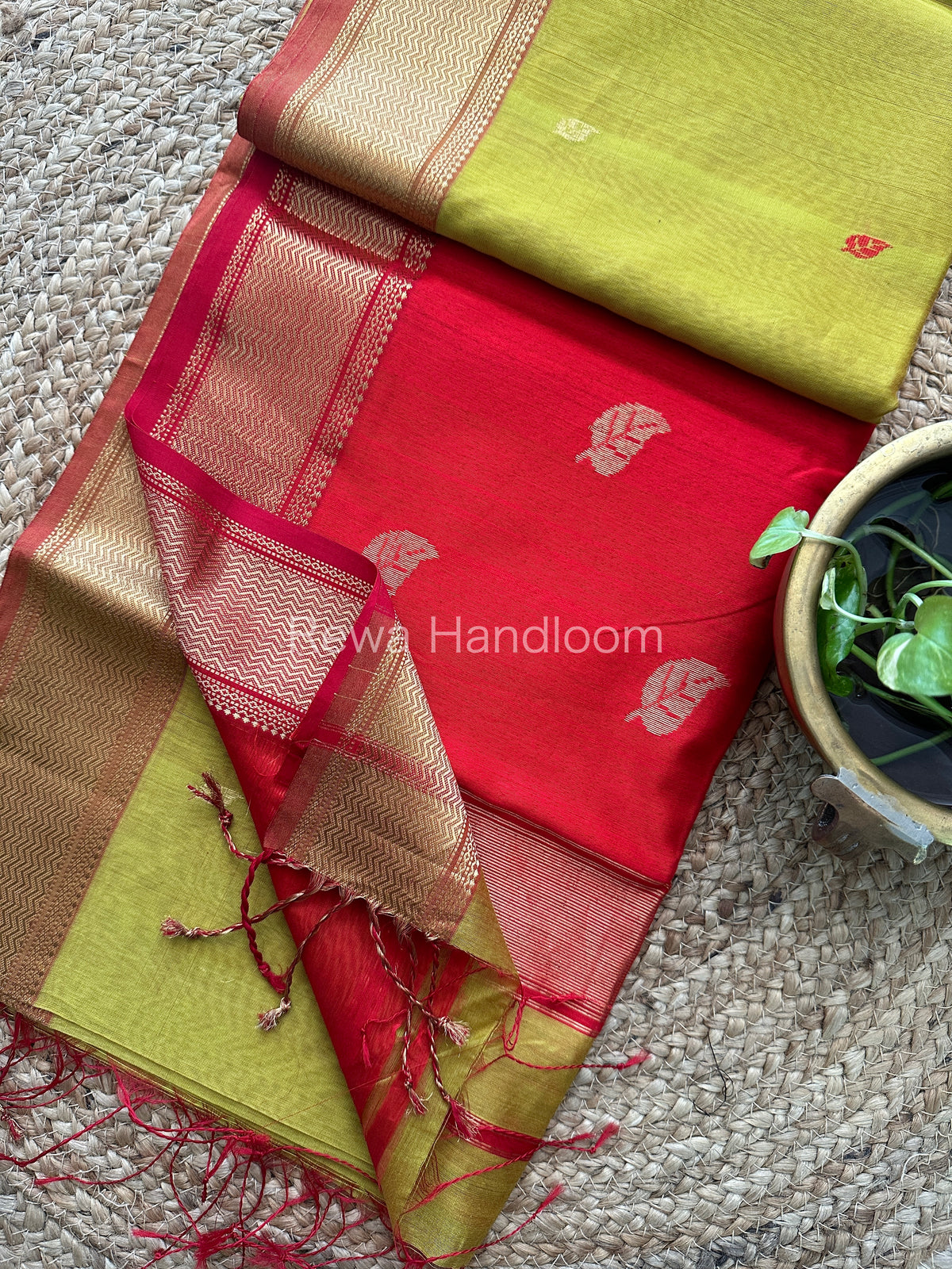 Parrot Green Butta Pallu Zari Border Saree ~ Maheshwari Saree-BS14