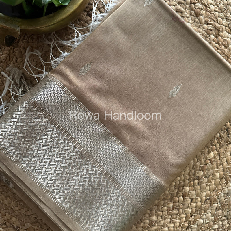 Maheshwari Silver Zari Buta-Buti Saree 