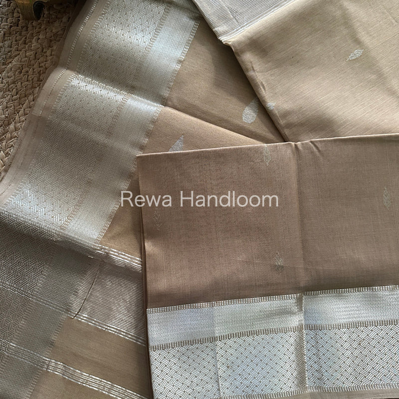 Maheshwari Sand Silver Zari Buta-Buti Saree SBP15