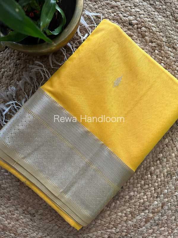Maheshwari Silver Zari Buta-Buti Saree 