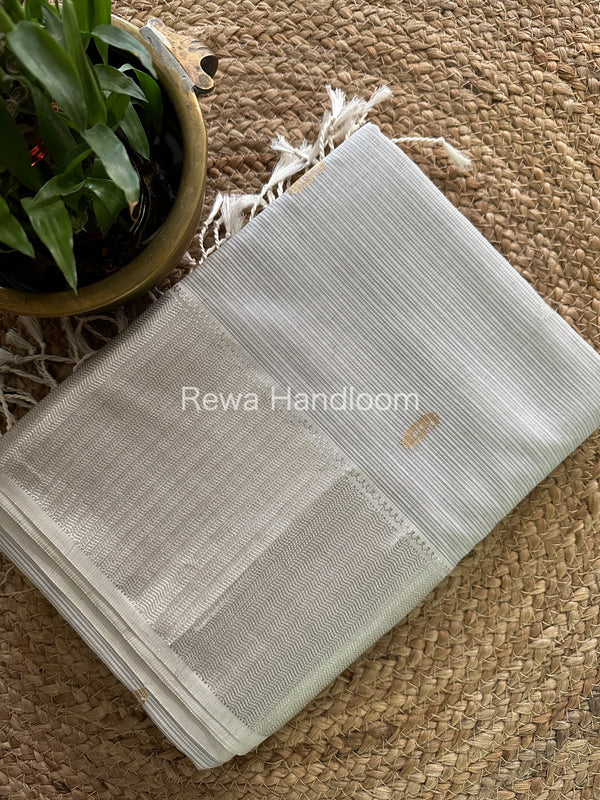 Maheshwari Silver Zari Buta-Buti Saree 