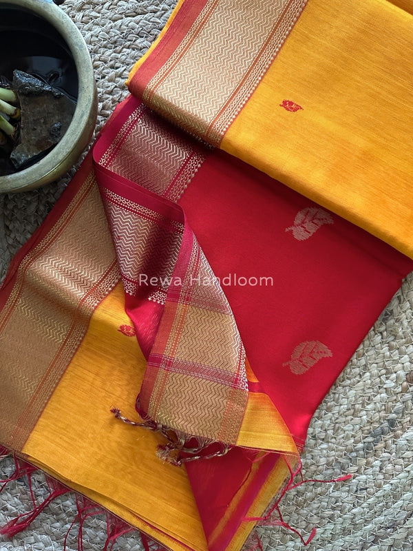  Butta Butti Zari Border Maheshwari Saree