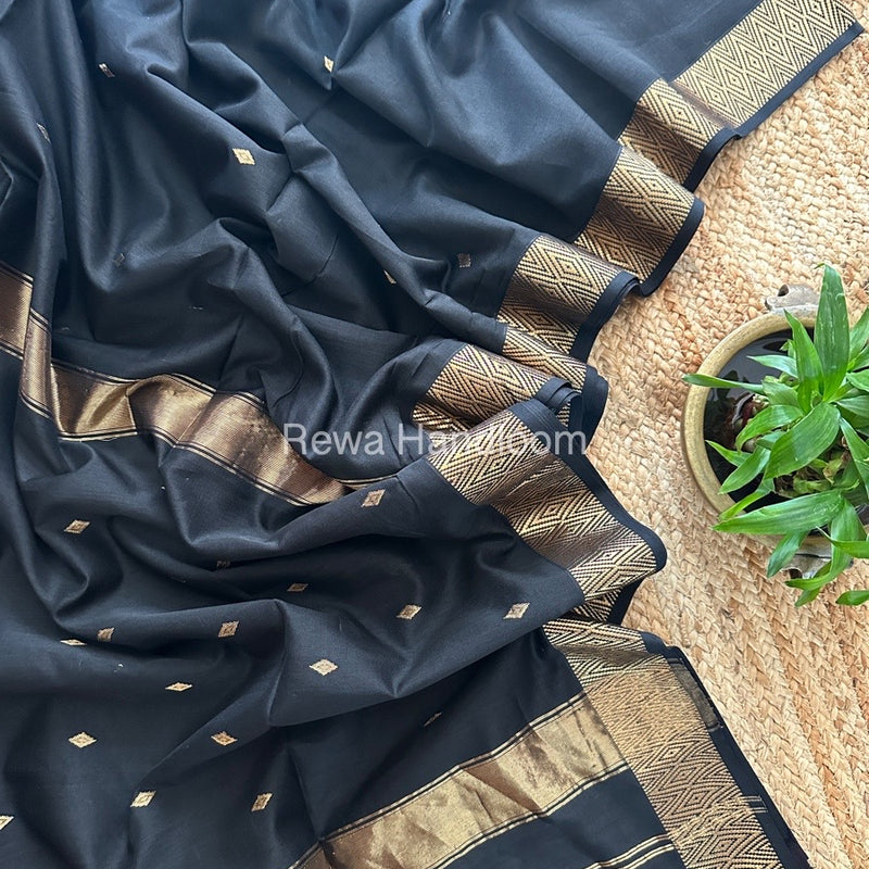 Famous Nayanthara Zari Butti Maheshwari Saree